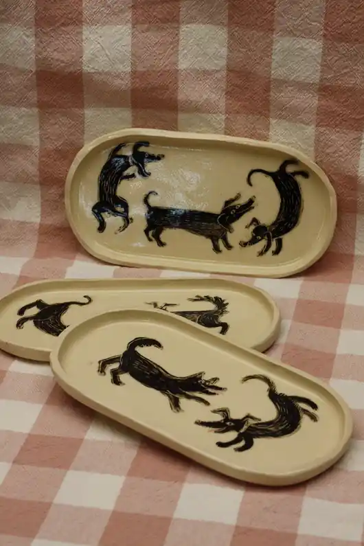 Ceramiczny talerzyk w zabawne pieski. Ceramika ręcznie robiona Okazja