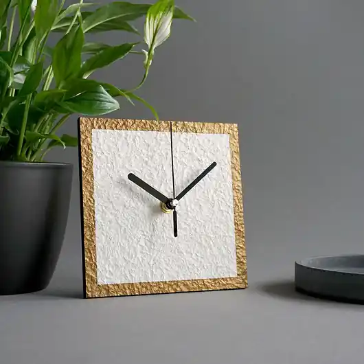 Tylko do końca tygodnia Minimalistyczny zegar z metalicznym akcentem