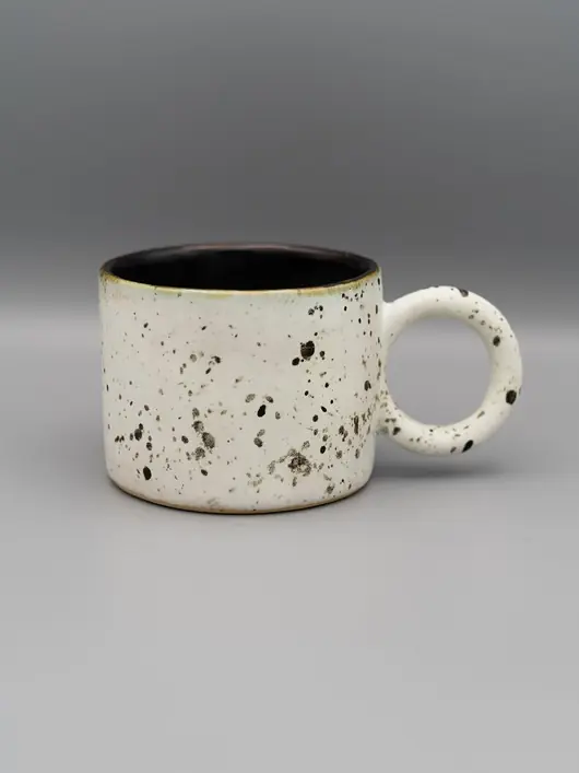 Wyprzedaż Ceramiczny kubek z okrągłym uszkiem