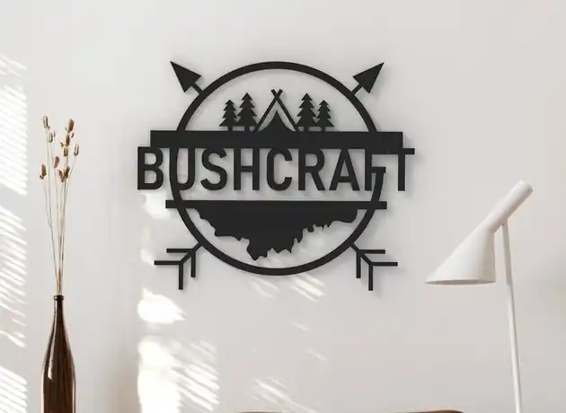 Kup online Bushkraft znak - artystyczna dekoracja ścienna dla miłośników lasu
