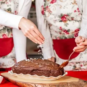 Bezpieczna płatność Elegancki Fartuch Kuchenny w róże - Prezent dla Babci Mamy Córki