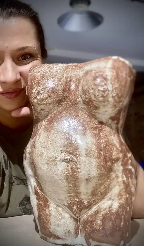 Premium Bogini obfitości Wazon ceramiczny, forma rzeźbiarska.