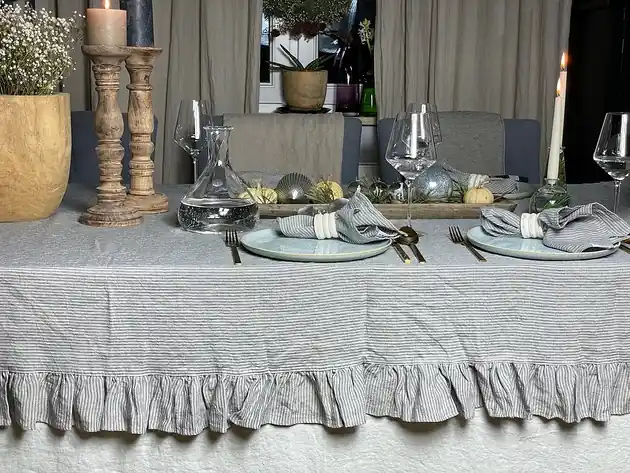 Lniany obrus z falbanką w prążki Rabat