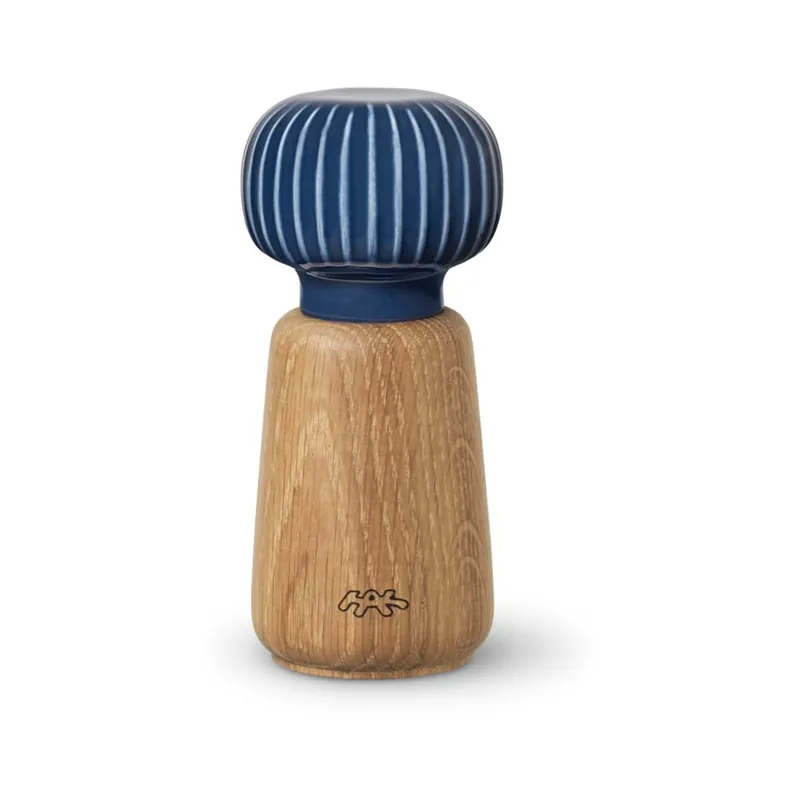 Wysoka jakość Młynek do przypraw z drewna dębowego z ciemnoniebieskim porcelanowym detalem Kähler Design Hammershoi, wys. 13 cm Bonami