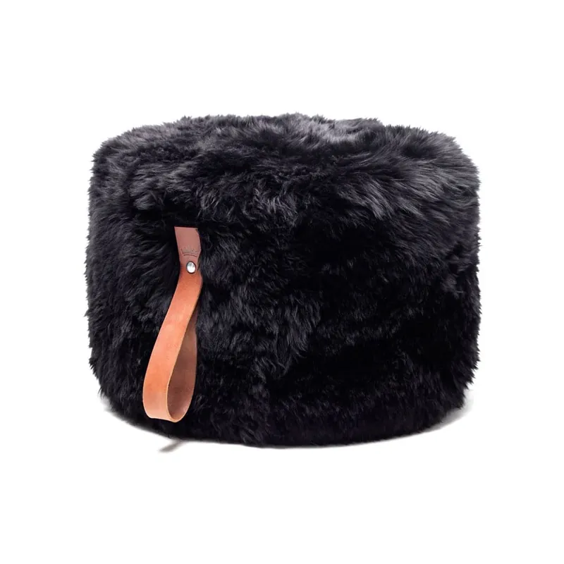 Czarny puf z owczej skóry z pomarańczowym detalem Royal Dream, Ø 60 cm Bonami Oferta limitowana