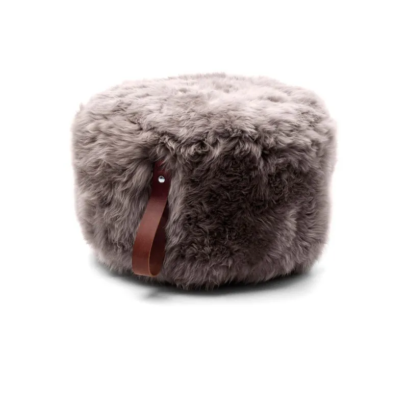 Szarobrązowy puf z owczej skóry z brązowym detalem Royal Dream, Ø 60 cm Bonami Cena promocyjna