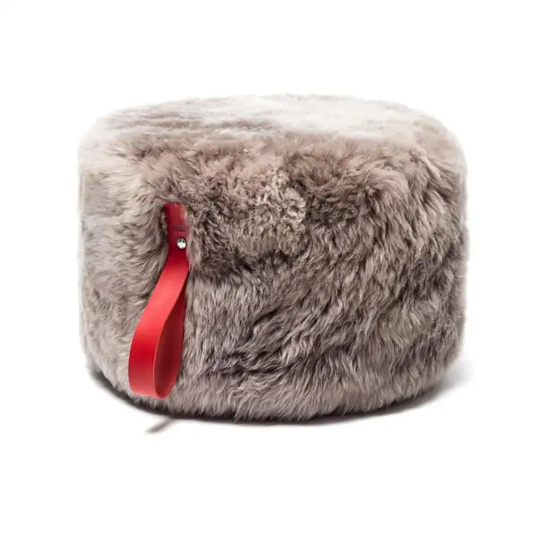Popularny Jasnobrązowy puf z owczej skóry z czerwonym elementem Royal Dream, Ø 60 cm Bonami